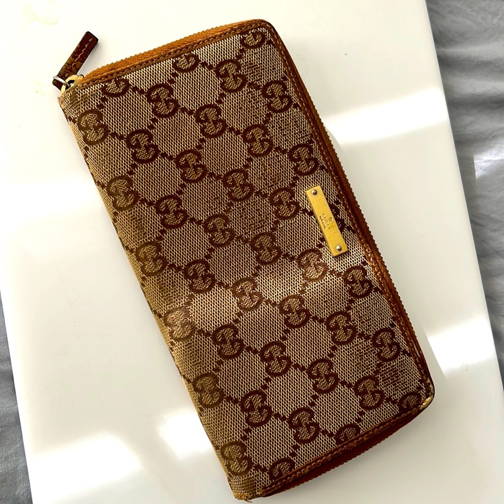 Gucci wallet used as a prop in a film is now for sale …